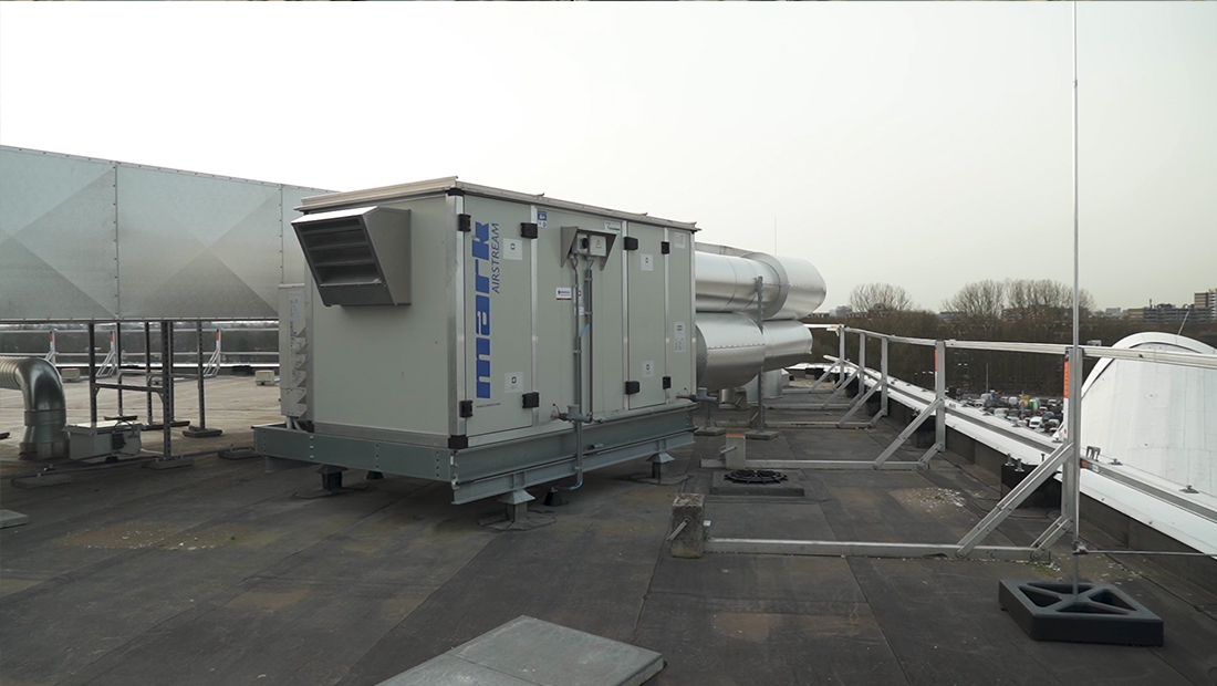 Ces centrales de traitement d’air, équipées chacune de sa propre régulation et de sa propre pompe à chaleur, fournissent le chauffage, le refroidissement et la ventilation durables.