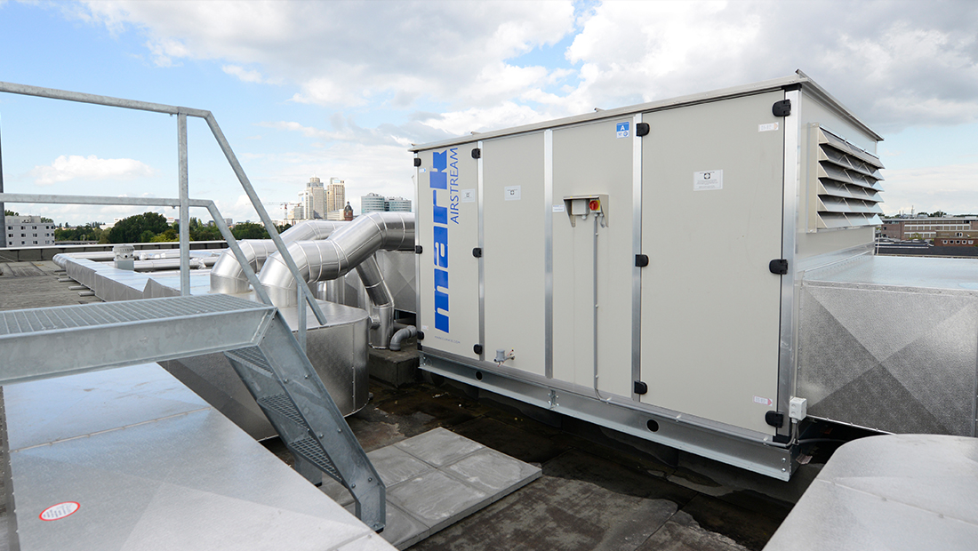 Chez AmstelHome les Airsteam ont été placés à l’extérieur mais la centrale est également disponible en exécution intérieur. 