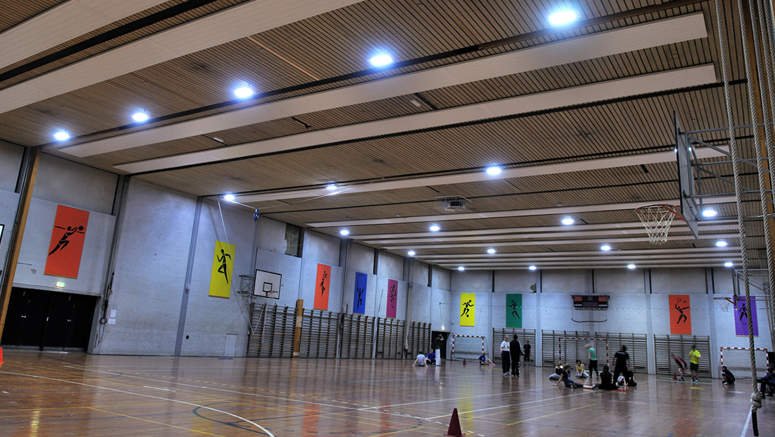 Les panneaux radiants sont parfaitement adaptés aux centres sportifs et aux gymnases. Le chauffage par panneaux radiants à eau chaude empêche les courants d’air, la poussière et les mouvements d’air.