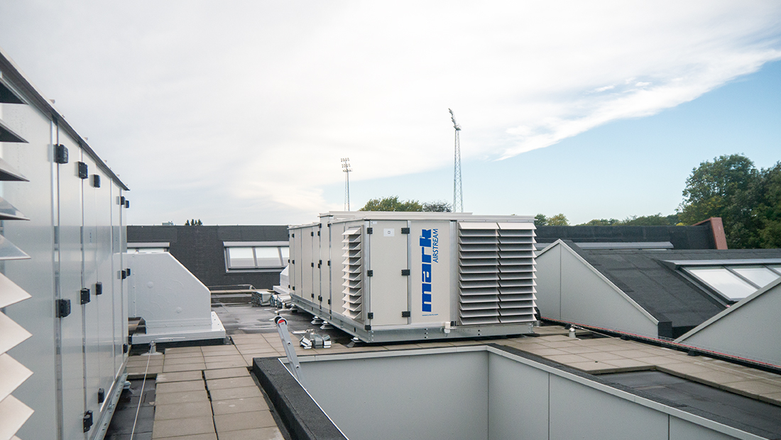 Les unités de récupération de chaleur comportent des volumes d’air de 9500 m3/h et 12 000 m3/h. Pour permettre une récupération optimale de la chaleur et de l’humidité, les unités sont équipées d’un échangeur de chaleur rotatif.