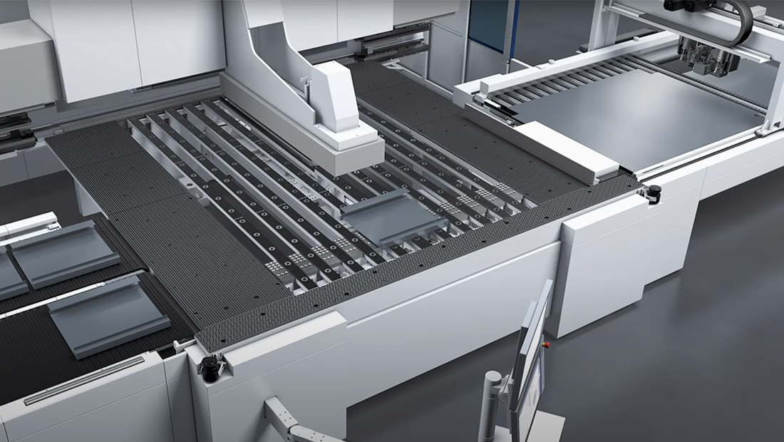 La plieuse à plat rotative TruBend Center 7030 offre une grande précision dimensionnelle grâce au système de mesure automatique des angles ainsi que des délais de changement courts grâce au système de changement automatique des outils.