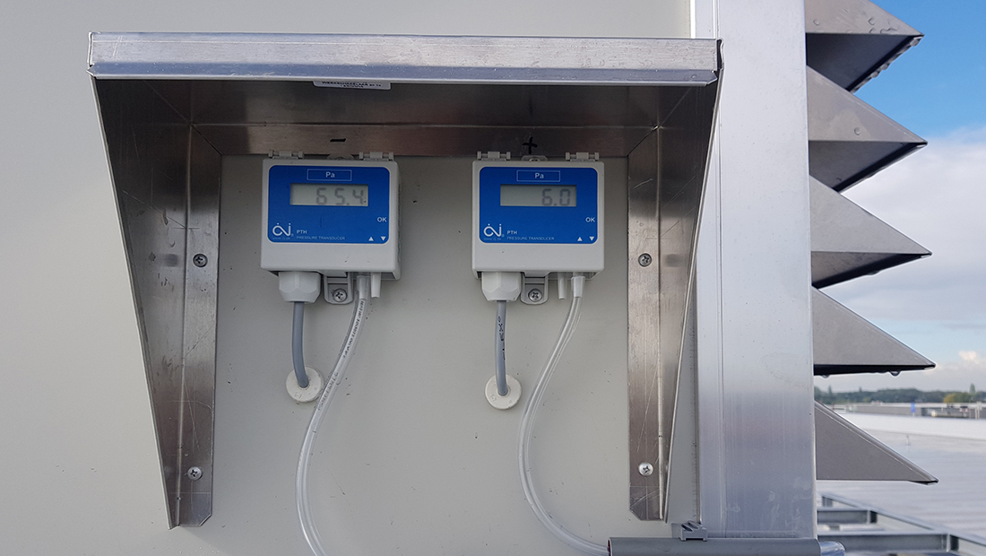 Chaque unité est équipée d’un fusible interne et est entièrement câblée jusqu’au sectionneur. En option, la commande d’une vanne à 3 voies pour un refroidisseur, un réchauffeur ou un échangeur de chaleur inverseur est possible.